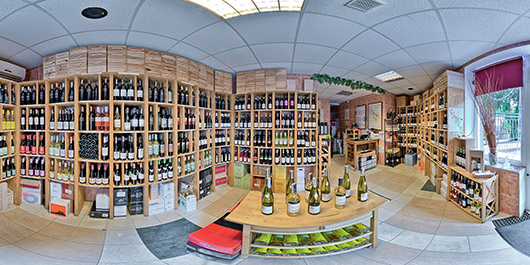 Zdjęcie panoramiczne wnętrza sklepu z winami - Warszawa